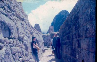 [Clarice Herzog entre muralhas de Machu Picchu]